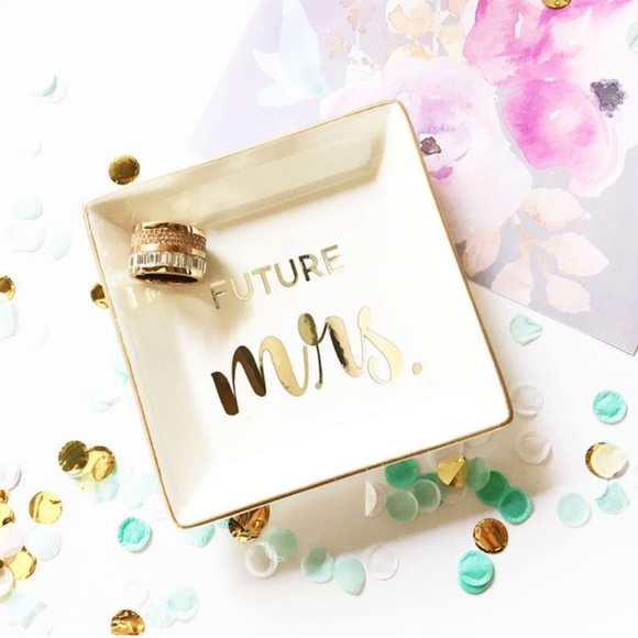 FUTURE Mrs. Jewelry And Ring Holder - Bundle Me! - Picture 2 of 4
